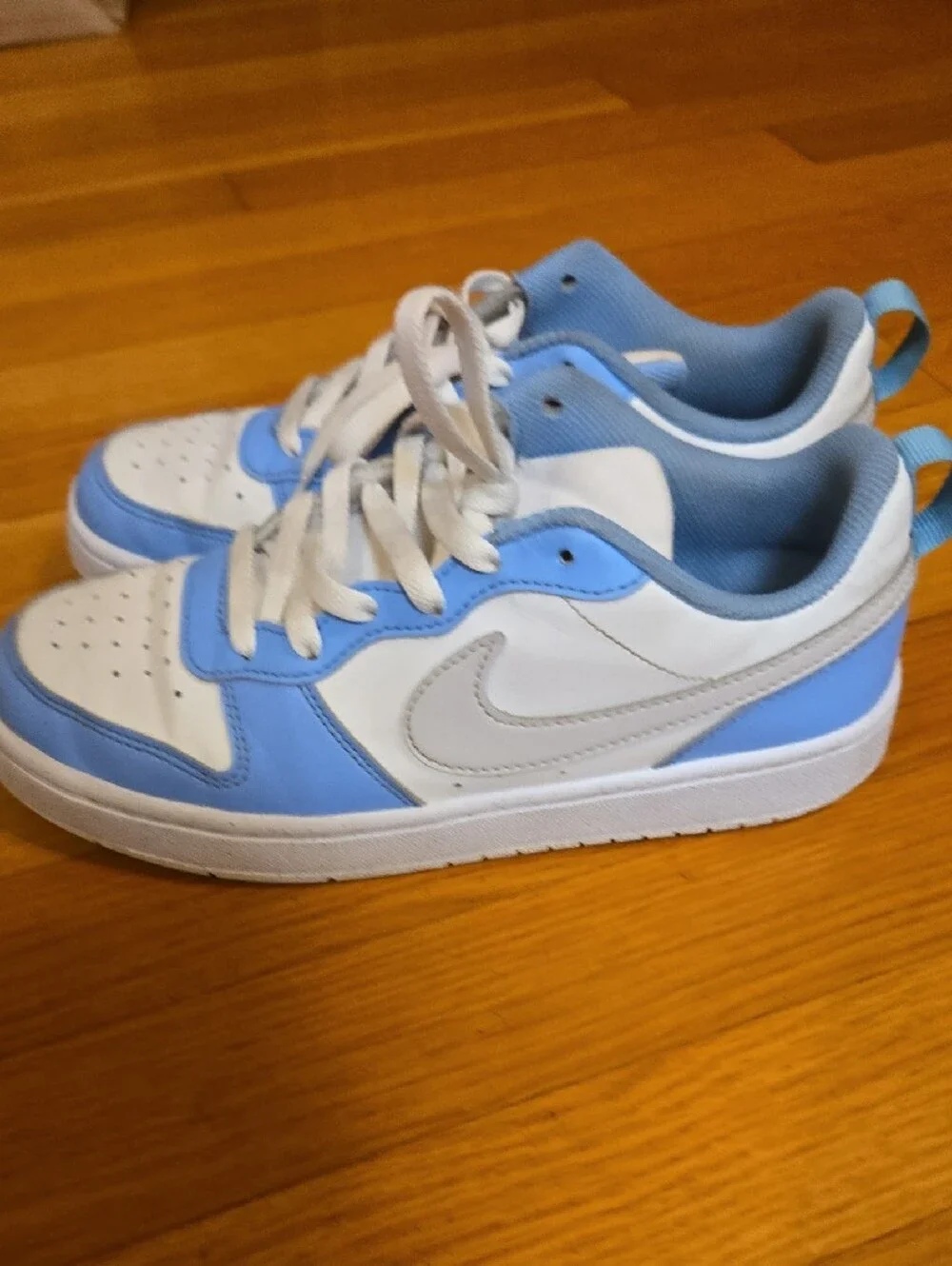 Nike Kids Youth Low-Top Sneakers in White and Light Blue